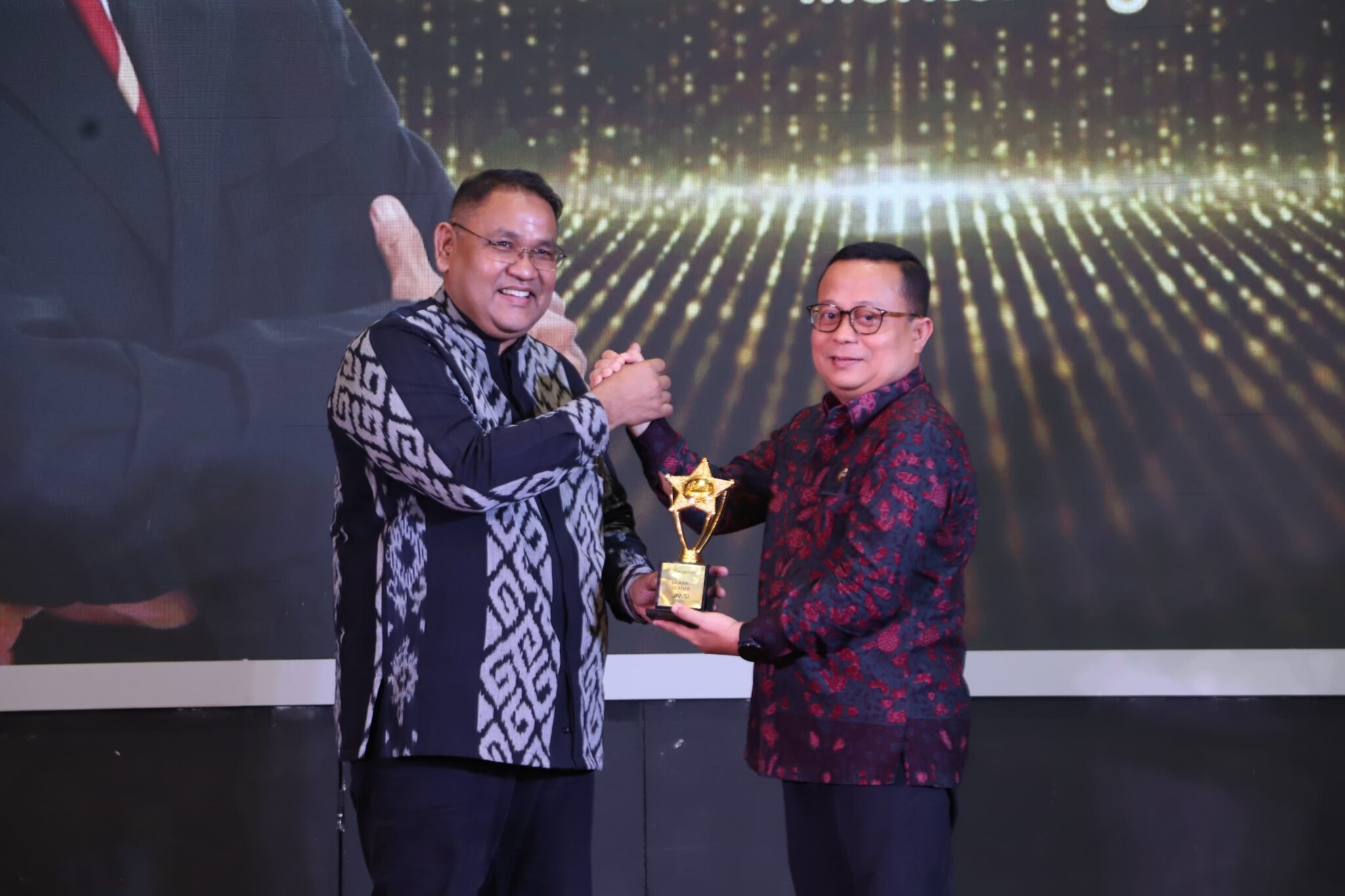 Kepala-Biro-Humas-dan-Komunikasi-Publik-wakili-Menag-terima-penghargaan-2048x1365
